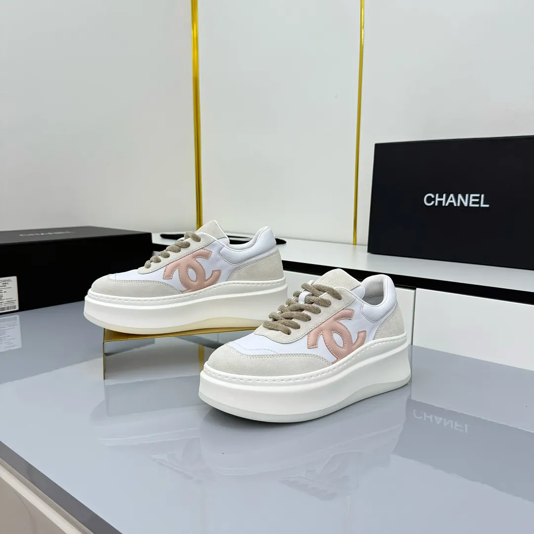 👟👟Ex-factory price 660👟👟 Top version! Chanel Chanel panda shoes! 2025 counter's top casual sports shoes. This classic design; the upper is electro-embroidered with a variety of techniques; the outsole is fashionable and sporty; the unusual inclusion of a variety of color matching elements... The diversified mix and match is very good-looking and versatile, and can be used for leisure, fashion, sports, and outdoor... ꫛꫀꪝ Go➫ Materials: ❶Upper made of: original imported first-layer silk cowhide + original waterproof cloth + original first-layer cowhide ❷Inner lining: Original Yangli+wang ❸ Outsole based on: Original TPU combination outsole Counter boutique packaging complete set for women 35–41